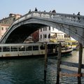 威尼斯大運河遊覽-赤足橋(Ponte degli Scalzi )下的水上巴士 (Ferrovia 站）