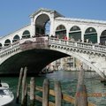 位於威尼斯商業中心區，大運河過了里奧托之後順著迴灣(La Volta)反轉而下，河面由此變寬。