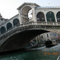 威尼斯大運河遊覽-里奧托橋 Ponte di Rialto 下的水上巴士(Rialto 站）
