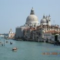 由學院橋遙望安康聖母教堂

位於大運河河口的巴洛克式安康聖母教堂，為威尼斯最堂皇的建築地標之一，為感念1630年擺脫黑死病的侵襲而建，