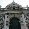 位於大運河河口的巴洛克式安康聖母教堂，為威尼斯最堂皇的建築地標之一，為感念1630年擺脫黑死病的侵襲而建，