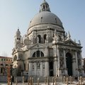 位於大運河河口的巴洛克式安康聖母教堂，為威尼斯最堂皇的建築地標之一，為感念1630年擺脫黑死病的侵襲而建，