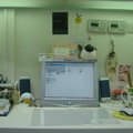 這是我的研究室裡的位子，很亂吧!桌上每一個東西都有故事，有興趣可以看我的文章!

