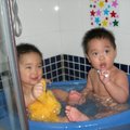 今天媽媽第一次兩個兒子一起洗澡,他們玩得很開心喔