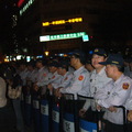 這一夜，盾牌反射出的眩光遮蓋了中山北的霓虹...台灣人民也淹沒在盾牌與優勢警力的鎮壓中..
