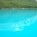 靛藍的湖水, 撈起一罐竟是透明無色的; 只有滑到湖中, 才見得到陽光下的山影