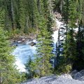 加拿大Glacier National Park, BC, 來自冰河的水與山溪水(Illecillewaet River &Asulkan Brook)在此會合衝擊, 藍色與乳色交會, 稱為