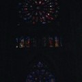 南面玫瑰窗, 上為耶穌被12使徒(第一層花瓣)與眾聖女聖人圍繞