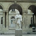 法藍西學院Collège de France，是法國主教Guillaume Dubois(1656-1723)對抗sorbonne大學(Proust母校) 在知識上的教條主義，在Sorbonne旁邊設立--