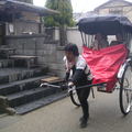 日本京都嵐山人力車--好辛苦, 一個人拉二個阿姨呢!
