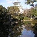 日本大阪市大阪公園內大阪城,其倒影在公園湖面上, 彷若水中映月般迷人