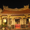 台北市萬華區龍山寺, 無論何時前來, 都會有一群來自國內外的觀光客.