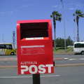澳洲黃金海岸的郵筒, 沒錯, 他們國家的郵筒是紅色的, 且還好大一個 POST!!