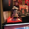 日本京都和菓子店裡的和服娃娃, 正為我們親切的招呼呢!
