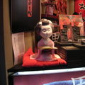 日本京都和菓子店裡的和服娃娃, 正為我們親切的招呼呢!