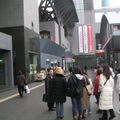 日本京都JR京都車站前, 一群台灣觀光客, 在聽導遊先生的解說