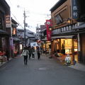 日本京都清水寺, 寺前的商店街有很多醬菜呢