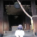 日本京都清水寺, 寺正廳前有個大鑼及大拉鈴