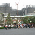 東京迪士尼樂園 - 一大清早的排隊買票人潮, 真多人呢