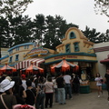 東京迪士尼樂園 - 排隊買餐的人潮, 不輸給買票進園的人呢