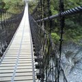 此吊橋只能容納8人行走.過橋後必須有甲等入山証才能上山.往奇來方向的登山口.橫跨綠霧溪...