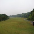 Hole #1, Par 4, 365Y, Hcp 3 
這一個洞不好打, 長365碼上坡左狗腿, 夏天順風，左右兩側OB。 實際距離好像遠很多, 一般球友開完球第二杆打150 碼以上很正常, 甚至要打到200碼以上。 全線左右都是OB, 由於是第一洞, 所以tee台上 Mulligan也屢見不鮮。 開球slice 小則進右側沙坑, 大則OB。 Labuda 或hook 太嚴重則要小心進左側沙坑及OB。 進了沙坑或在沙坑邊緣一般而言第二杆都On 不了果嶺, 要小心。 由於是上坡地型, 第二杆應