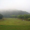 Hole #4, Par 4, 290Y, Hcp 9 
非常短的Par4, 大砲球友可能會有直攻的慾望，但是，請切記，一旦你看不起球場，球場也會看不起你。球道算是寬廣，但是左右也都是OB。除非開球過於離譜，否則要打出去也是不容易。driver 往右往左皆可到達果嶺附近，直攻則有相當難度,果嶺前沙坑一堆。球道右側比較平坦，但是approach要面對一堆果嶺前沙坑以及30-40Y的高拋球。球道左側障礙物較少但是記得OB不要去。我的一貫打法是拿鐵竿開球，避開球道上左側沙坑留下100碼左右的全揮竿。