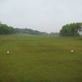 Hole #5, Par 4, 410Y, Hcp 5 
前九最長的Par 4, 考驗中鐵竿的準度。球道很寬，開球只要避開球道中間的沙坑，就萬事OK。第二竿通常是人高球低的球位，記得向果嶺左側修正一些。開球時沒有OB的威脅，可是第二竿要很小心。一百三十碼以內左右皆OB，因地形關係要特別注意小心右側OB。果嶺後也是OB, 果嶺不停球所以打太大OB也很常見。果嶺大而平，速度一般。轉貼