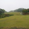 Hole #12, Par4, 310Y, Hcp 14 
打完十一洞，來到十二洞梯台，首先請注意右側第十一洞可能飛來的球。賺錢有數生命要顧，小心一點總是不吃虧的啦。十二洞上坡短Par 4，左邊大肚子然後OB，右邊210-220沙坑然後也是OB。Driver太強的同學請勿硬拼，直直去會穿出球道OB，拿個三木長鐵來開球輕鬆愉快Approach又好打。Approach shot應該都是左腳高右腳低的上坡地形，別忘了向果嶺右側修正一些，要不然果嶺左側跟OB沒有腹地可以阿縮咪，打出左勾OB就很冤枉了。