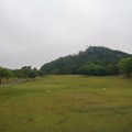 Hole #14, Par3, 170Y, Hcp 16 
這個洞可能是皇家唯一沒有OB威脅的洞(其實是有啦，可是是在果嶺後很後面才會出去)。160-180的三竿洞考驗中長鐵竿，左右各有沙坑數座護衛，梯台到果嶺一片光明，沒有任何威脅。果嶺是後高前低，但是因為草紋的影響四面八方break都不大，所以不要抓太多。有賣店症候群的同學記得不要吃太飽，容易發作。 (轉貼)

