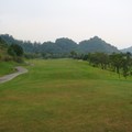 第2洞，Par 4 左有山壁，球道右有沙坑，果嶺左高右低，狹長型。