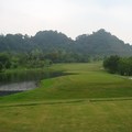 Hole 6
 Par 4
 藍梯：372碼
 白梯：363碼
 紅梯：352碼
 球道介紹：距離與難度中等，後段略成右狗腿的四桿洞，梯台右側有一片大面積的水池，不過對擊球沒有影響。地勢上左高右低，左右都沒有界外區。球道右側從180碼到240碼處有連續三個形狀與尺寸都相當具有威脅性的沙坑，果嶺右前方另有一個坡壁非常高的沙坑護衛。 攻略解說：水池不影響開球，但是右側樹林與沙坑則會影響落點。右弧球路的擊球者比較容易開球，瞄準左側讓球在落地之後回到中間即可。左弧彈道反而容易打太遠而陷入麻煩，