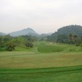 第10洞，Par 4下坡開球，右邊過馬路界外，球道右有沙坑，向最遠椰子樹右側開球，雙果嶺，後果嶺加40~50碼，第二桿下坡球位打上坡球，果嶺草紋由東流向西，後果嶺左右有沙坑，前果嶺右有沙坑，沙坑深，桿面開打高飛球。 