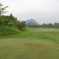 Hole 11
 Par 5
 藍梯：512碼
 白梯：482碼
 紅梯：452碼
 球道介紹：右側都是界外區，在梯台上看不到球道走勢的五桿長洞，球道走向略成S型。球道中間有一片突起的粗草區，將球道一分為二，在梯台前不一定看得到這塊粗草區前端的沙坑，但可以看到沙坑邊的椰子樹。球道後半段左右沙坑夾擊，準備讓急躁的強攻者吃點苦頭。 攻略解說：開球時可以對著中間沙坑邊的椰子樹打，距離足以越過椰子樹，就有機會在第二桿直攻。如果是梯台位置設定在後，看不到椰子樹，就以右側的大沙坑左側作為開球目標。