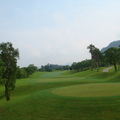 第16洞，Par 4，開球向椰子樹，果嶺前左右後左有沙坑，右高左低，注意旗杆位。
