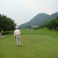 Hole 18
 Par 5
 藍梯：523碼
 白梯：496碼
 紅梯：452碼
 球道介紹：在外觀、設計與難度上都相當出色的五桿洞。球道前半段相當寬敞，距離果嶺前200碼處開始，球道右側的大水池完全入侵，也阻斷想要直攻果嶺者的信心。果嶺左側、右前以及右後方，各有沙坑護衛，果嶺左側中段凹陷，形成微妙的坡度變化。 攻略解說：球道前半段寬闊，開球目標就是盡量爭取距離。如果是距離夠的重砲手，第二桿直攻時要考慮的並非水池而是旗位。旗位在前時以旗位距離為目標，旗位在後則不宜直攻洞口，失誤將會付