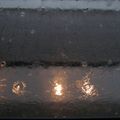 雨季陶博館-04    【館內的燈火，隔著雨和窗戶，剎那間變成仙女棒，比拿在手上好玩。】