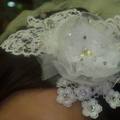 不得了了，這也是我的才女朋友kitty自己做的頭花唷，這朵頭花少說也值$400呢，因為頭花上的亮?是施華洛的唷。