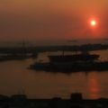 鐵球拍攝：高雄港的黃昏，夕陽西下的餘暉映在海面上，讓人覺得很孤單