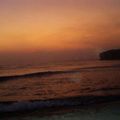 鐵球拍攝：西子灣沙灘上的海浪無力的推上沙灘，惟一可取的就是夕陽的餘暉...大自然這個畫師揮灑上的色彩真美!!