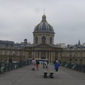 法國 - 走出羅浮宮後,我們走上橋,為的就是近距離的看看這幢建築.