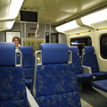 安省火車GO Train 主要路線沿安大略湖行走 貫穿多倫多市以及附近數個城市 車廂內部為三層設計 舒適寬敞 備有洗手間
