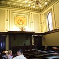 這法庭的座椅有點像教堂或小型音樂廳