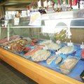 在魁省或NB省海岸線小鎮可見新鮮海鮮店 像我這樣的饕家豈能錯過新鮮的龍蝦和霸王蟹呢?我向來不吃活的 所以選擇店家已經煮熟的啦