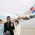 韓國偶像歌手Rain今年一月至五月進行全球性的演唱活動，他十日乘一架繪有他畫像的客機抵達香港後，與兩名大韓航空公司空服員合照。歐新社九十六年一月十日