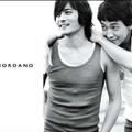 54 ■張東健（左）與Rain一起拍攝最新夏季休閒服飾廣告。2007.7.8