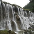 九寨溝~諾日朗瀑布:位於海拔2400公尺,是九寨溝風景區的中心點,亦為景區瀑布群中最寬闊雄奇的一個,也是中國大型鈣化瀑布之一.....