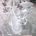 看得清楚嗎？這是三義流行的現場冰雕表演，今天刻的是當季的油桐花