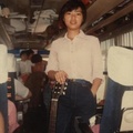 16歲的Anita..喜歡帥氣的打扮，喜歡彈吉他，同學圍在我身邊唱歌，喔！好棒的回憶唷～～