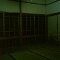 這是舊的安通溫泉旅社，現已荒置不用，晚上進來拍攝，這氣氛像不像恐怖片中的房間呢？